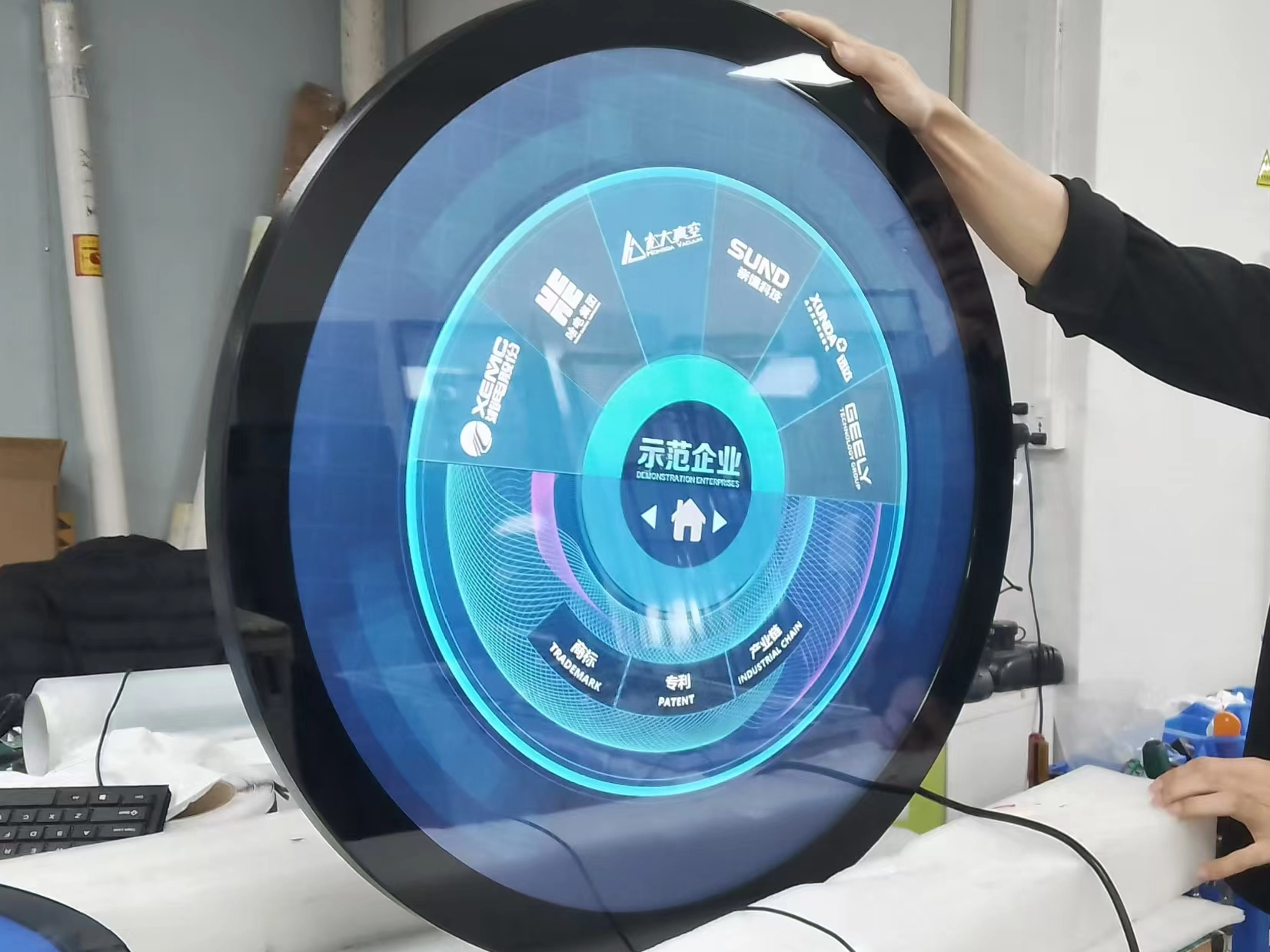 23.6 インチ円形 LCD 広告ディスプレイ、
